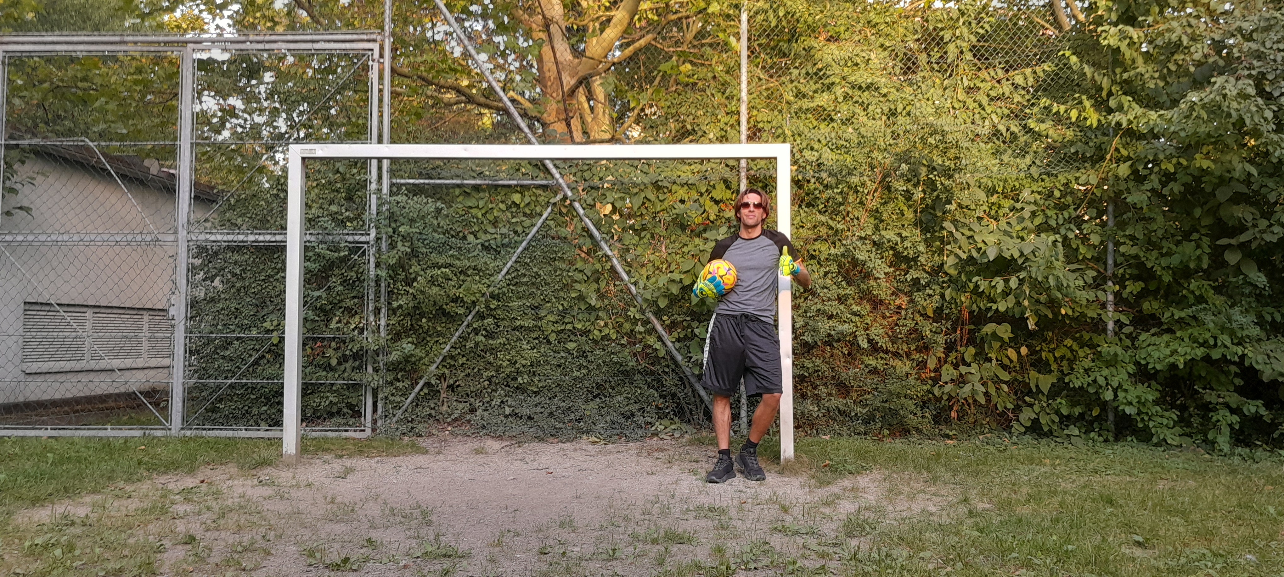 Coach Dominik mit Fußball